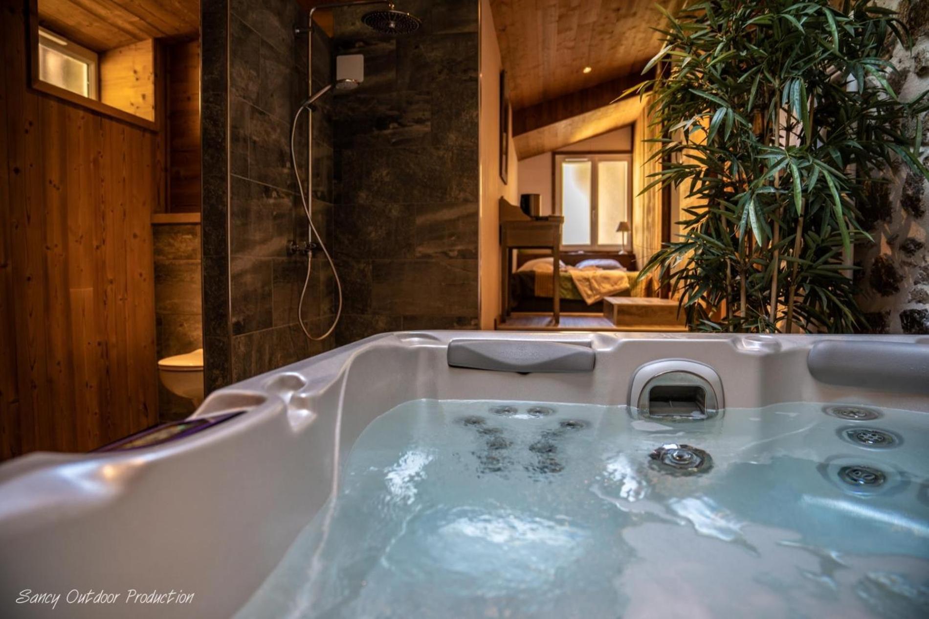 Le Rivalet Hotel Montaigut-le-Blanc  ภายนอก รูปภาพ