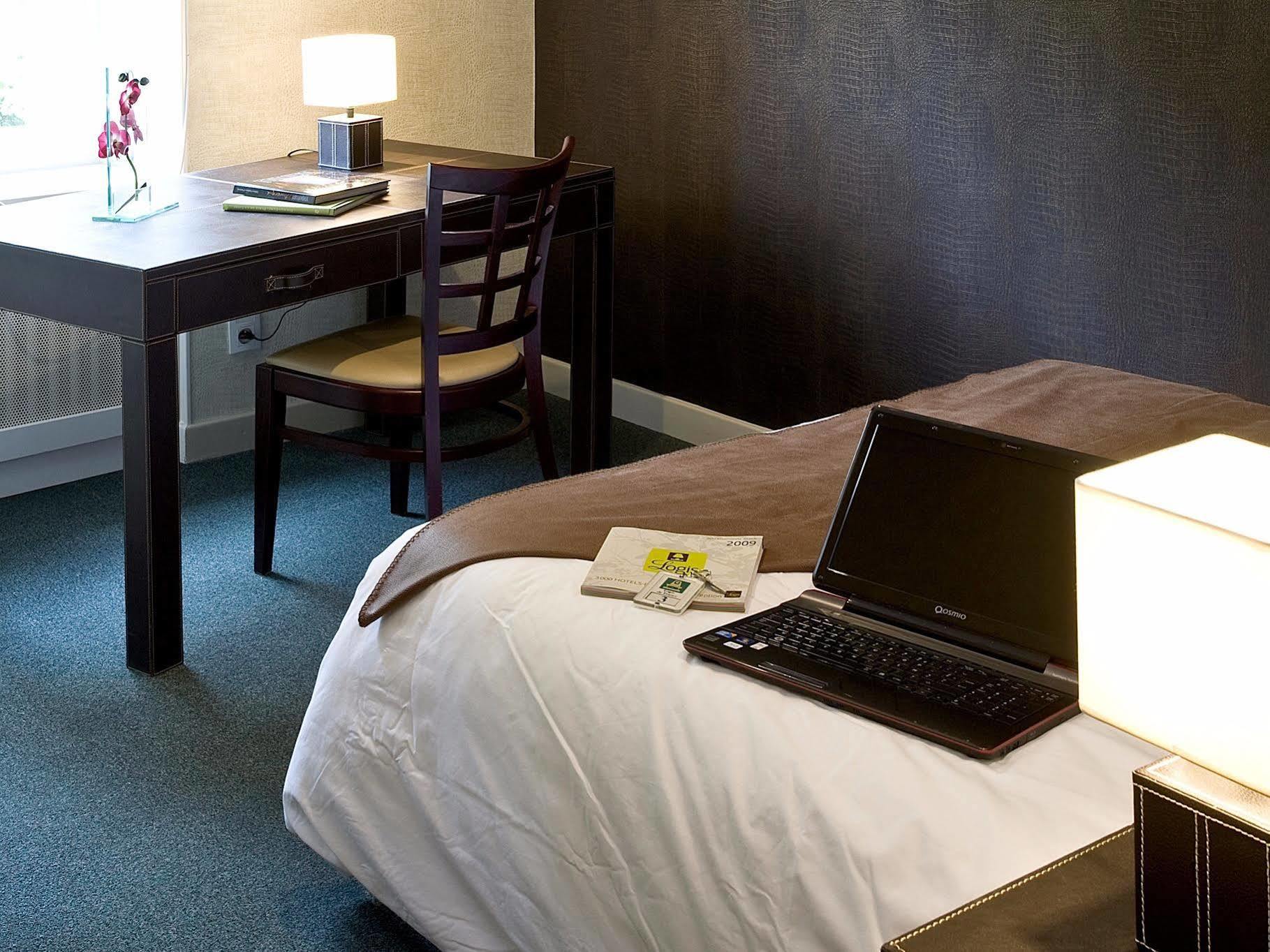 Le Rivalet Hotel Montaigut-le-Blanc  ภายนอก รูปภาพ