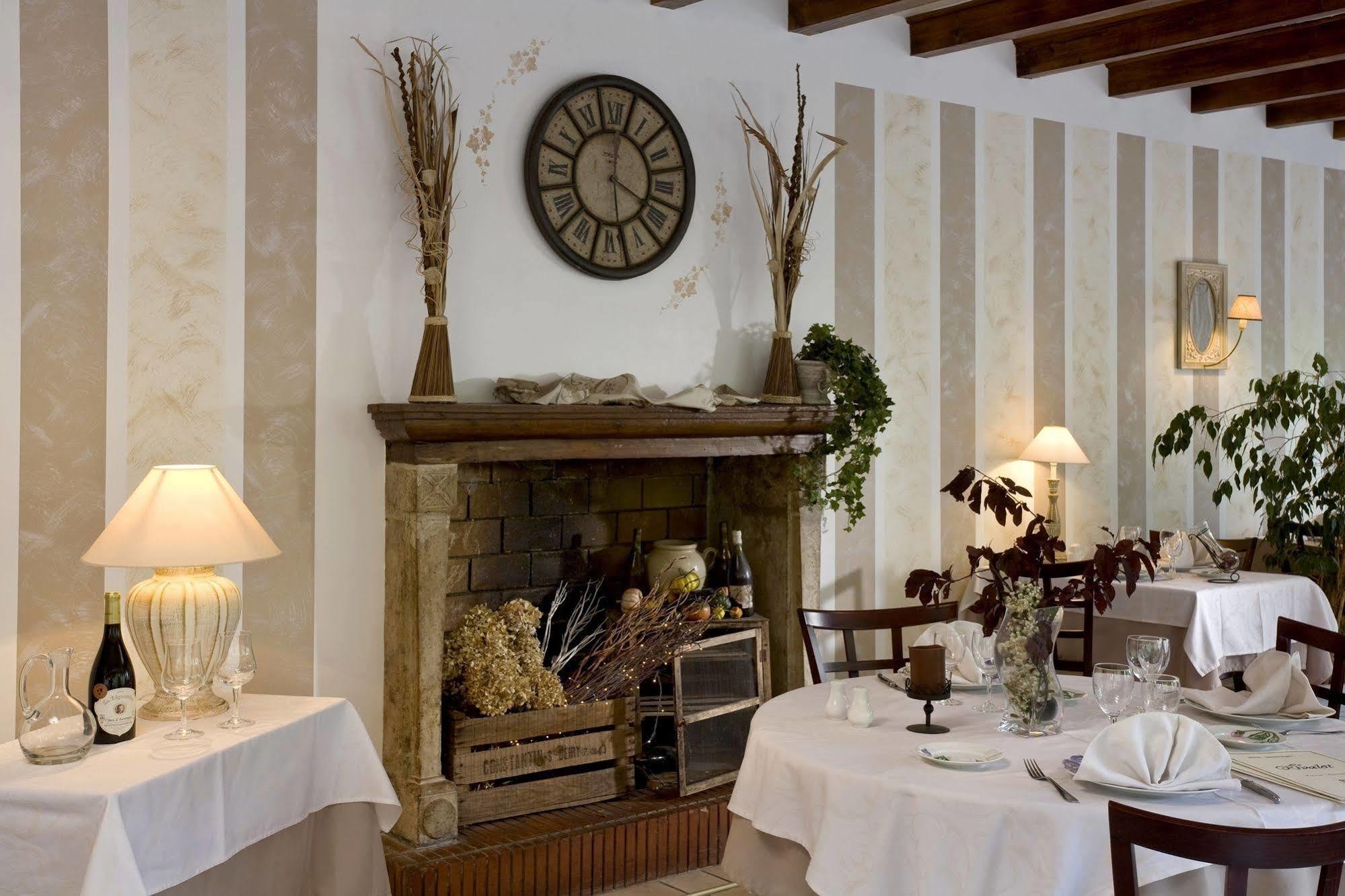 Le Rivalet Hotel Montaigut-le-Blanc  ภายนอก รูปภาพ
